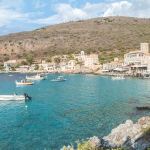 Il piccolo porto di Limeni nel Peloponneso